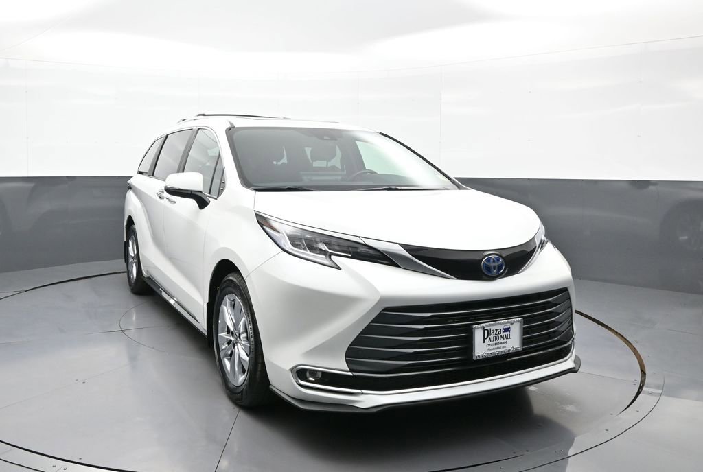 Certified 2025 Toyota Sienna Limited image 3