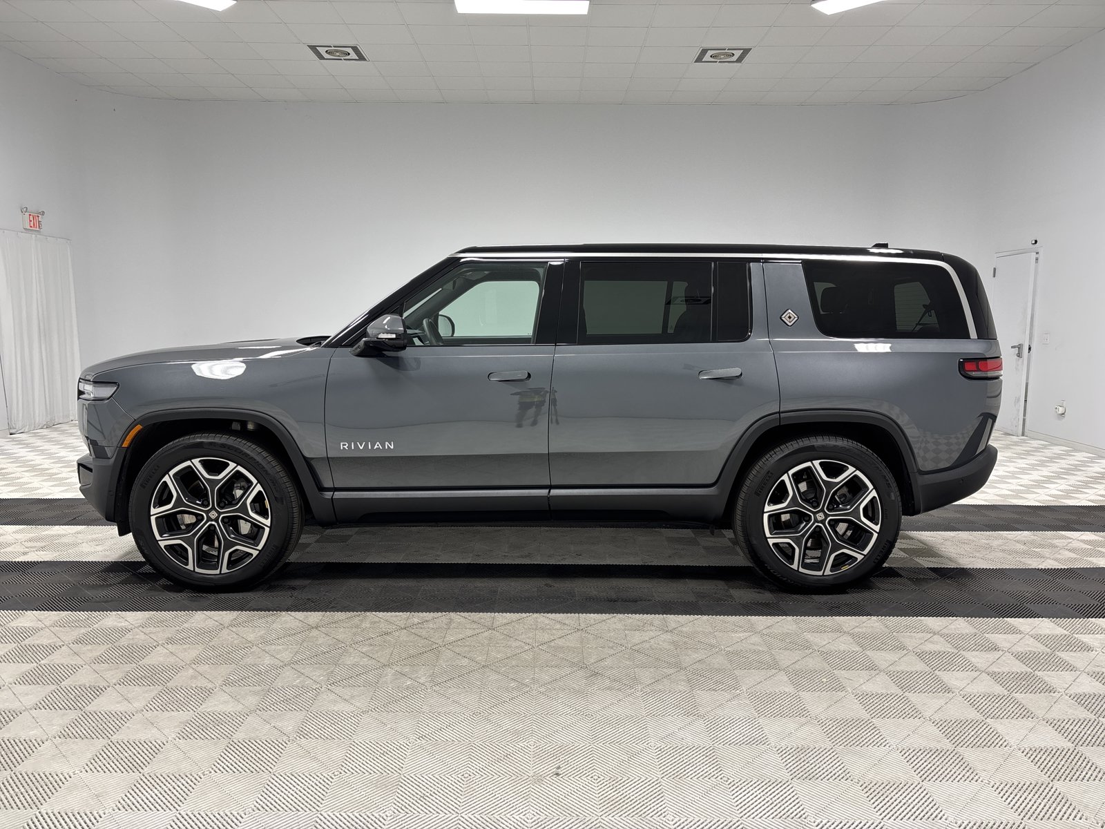 Used 2025 Rivian R1S Adventure AWD/4WD image 2