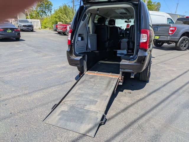 Used 2016 Chrysler Town & Country Touring-L w/ Driver Convenience Group FWD image 26