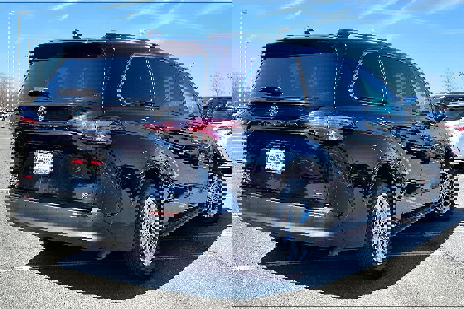 Used 2025 Toyota Sienna XLE w/ XLE Plus Package image 12