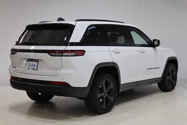 Used 2023 Jeep Grand Cherokee Altitude AWD/4WD image 8