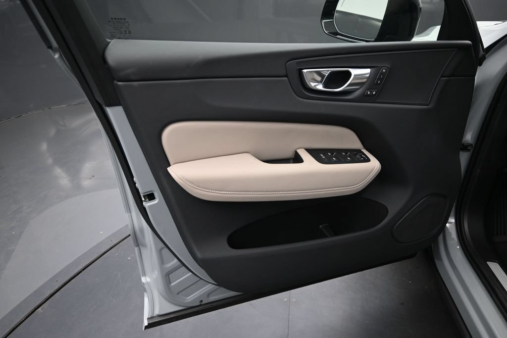 New 2026 Volvo XC60 T8 Plus w/ Climate Package PRO AWD/4WD image 9