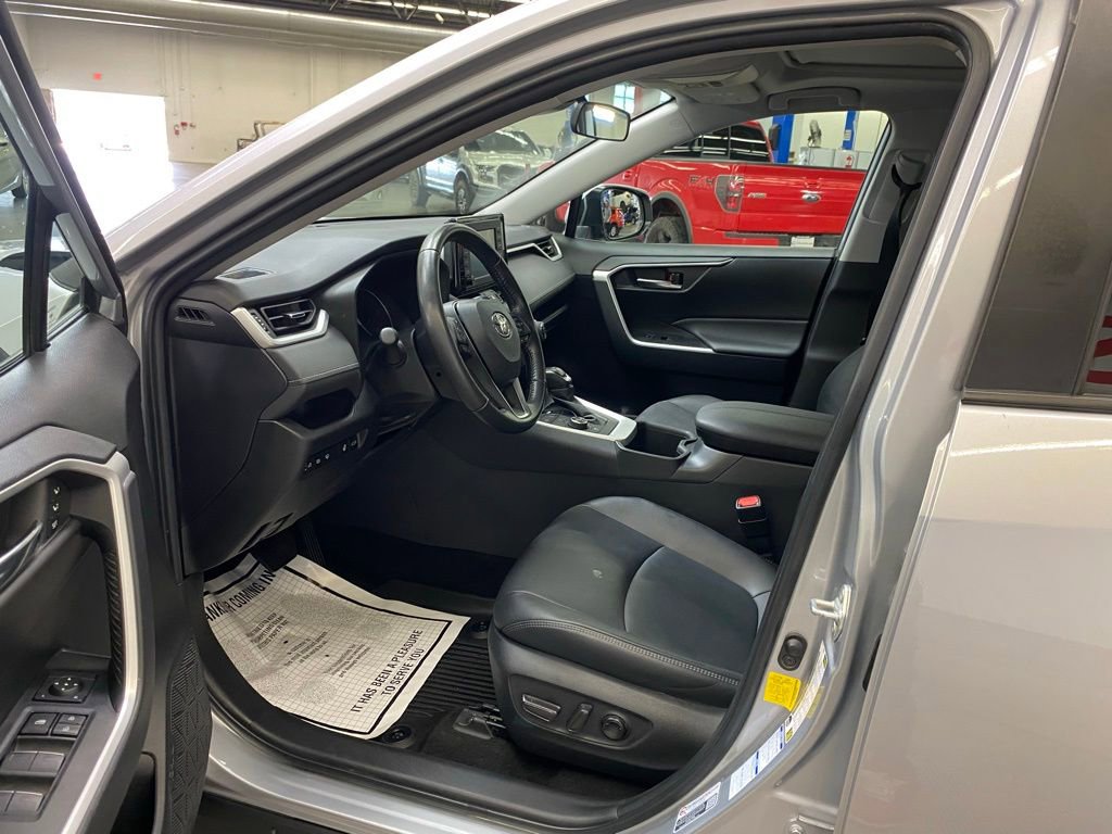 Used 2022 Toyota RAV4 XLE Premium image 23