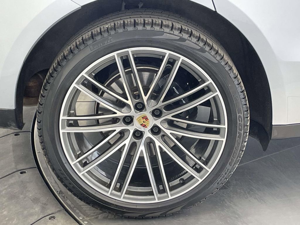 Certified 2025 Porsche Macan AWD/4WD image 13