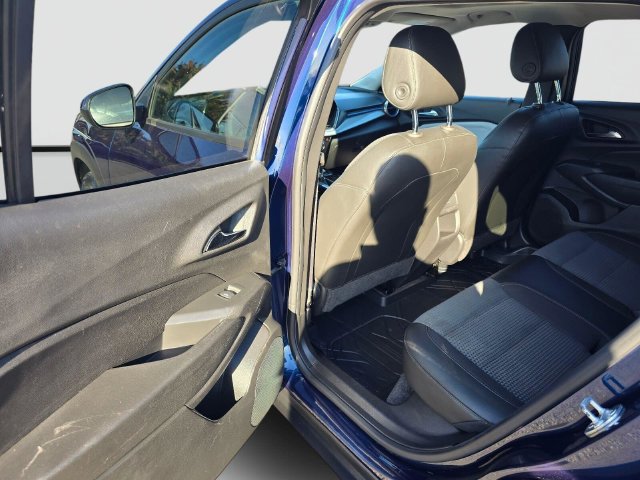Used 2024 Chevrolet Trax LT w/ Sunroof Package FWD image 17