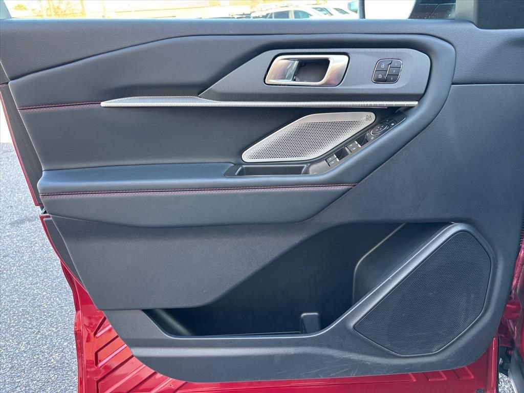 Used 2025 Ford Explorer ST image 9