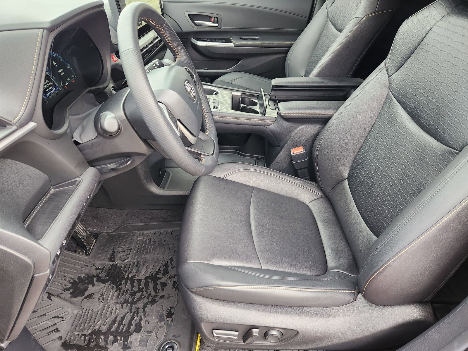 Used 2025 Toyota Sienna XLE Woodland Edition image 16