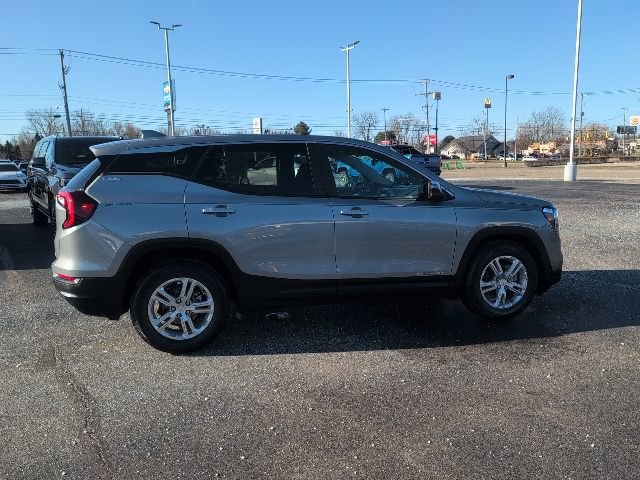Used 2023 GMC Terrain SLE w/ LPO, Floor Liner Package FWD image 7
