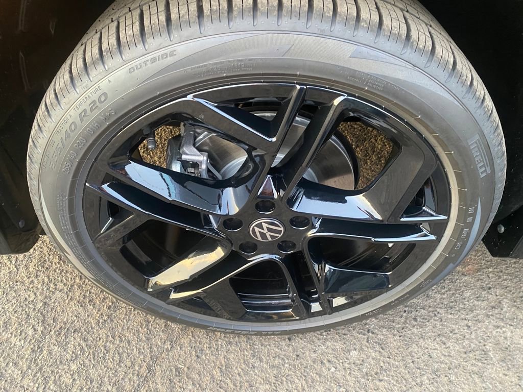New 2026 Volkswagen Tiguan SE R-Line FWD image 9