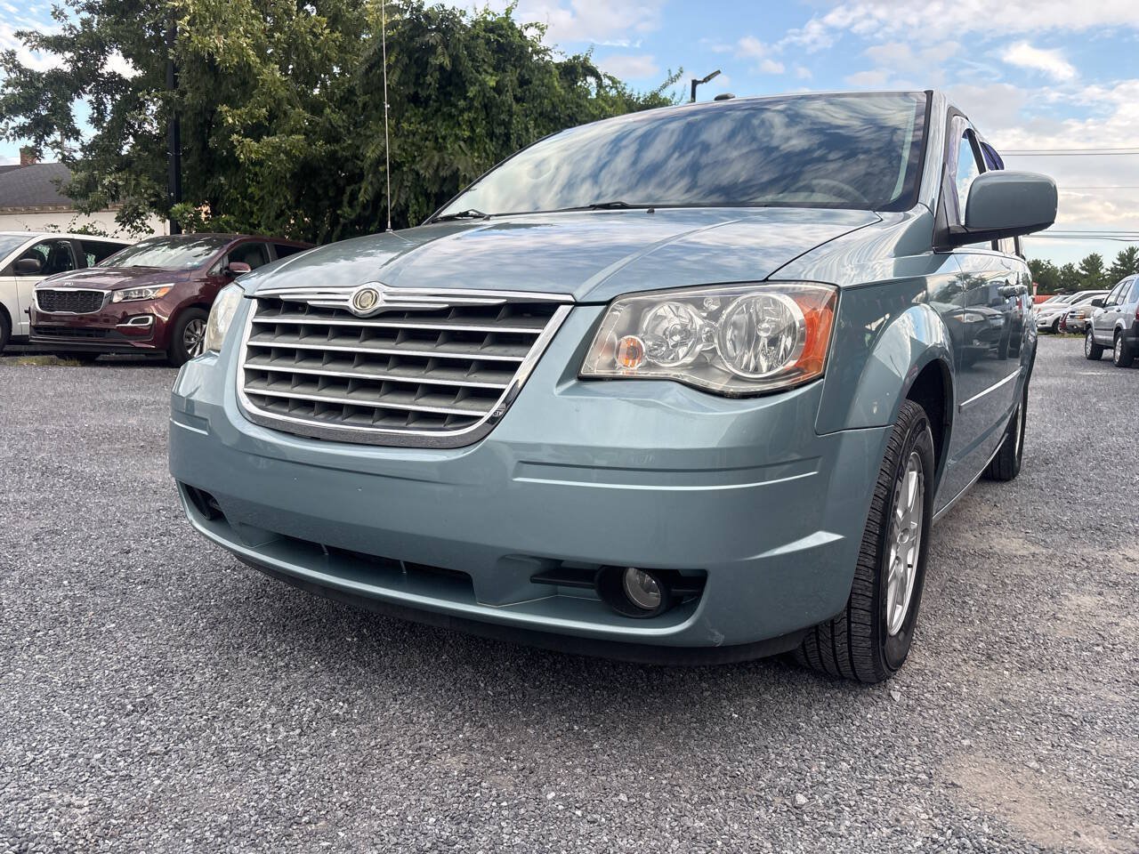 Used 2010 Chrysler Town & Country Touring w/ Entertainment Group #2 FWD image 7