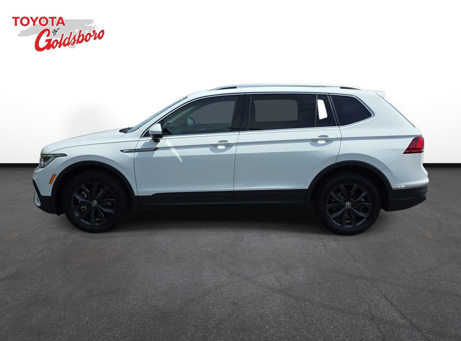 Used 2024 Volkswagen Tiguan SE w/ Panoramic Sunroof Package FWD image 8