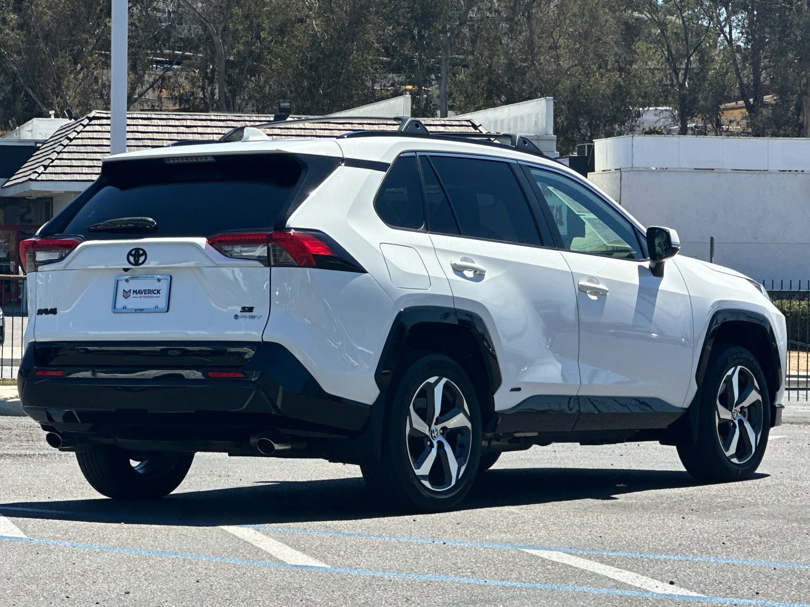 Used 2025 Toyota RAV4 SE w/ Weather & Moonroof Package AWD/4WD image 5