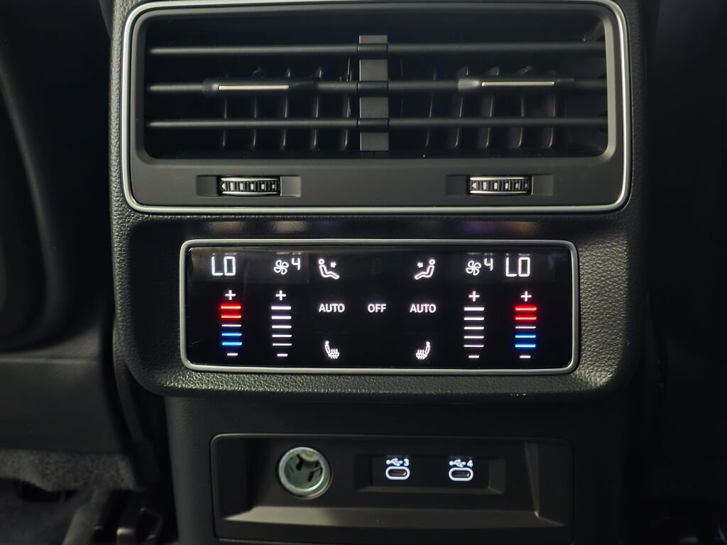Used 2021 Audi Q8 Prestige w/ Prestige Package image 18