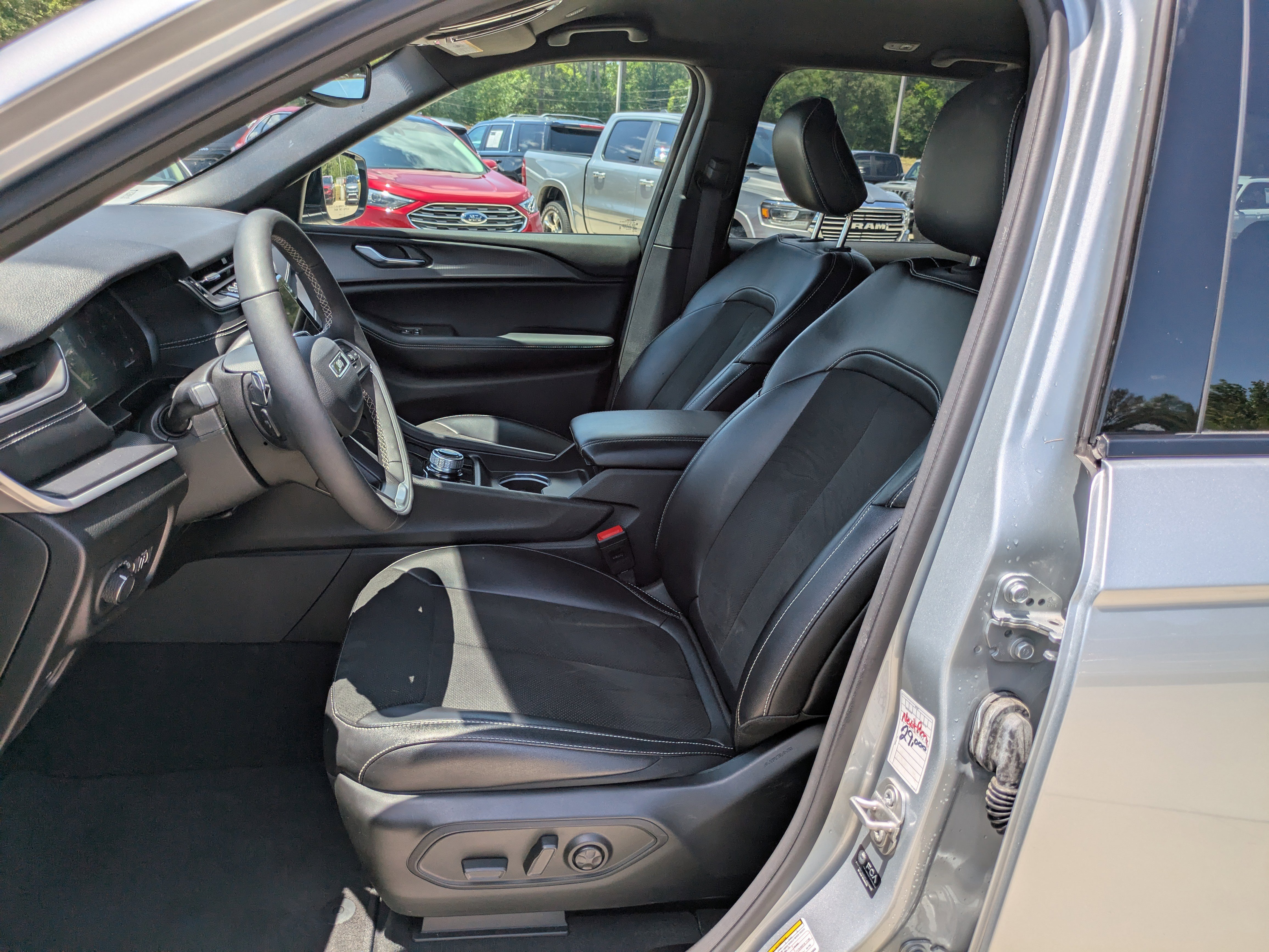 Used 2024 Jeep Grand Cherokee Altitude image 7