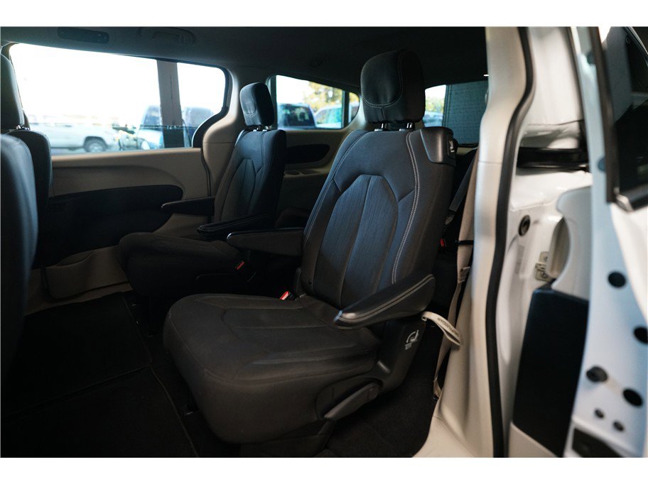 Used 2022 Chrysler Voyager LX image 12