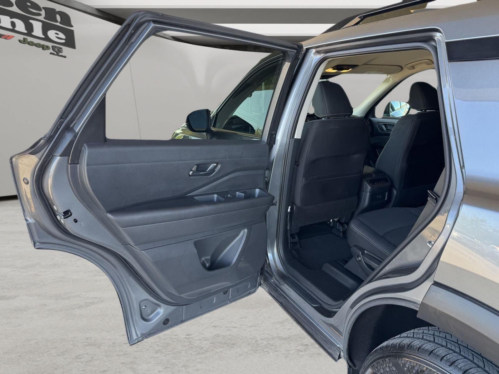 Used 2025 Nissan Pathfinder SV FWD image 8