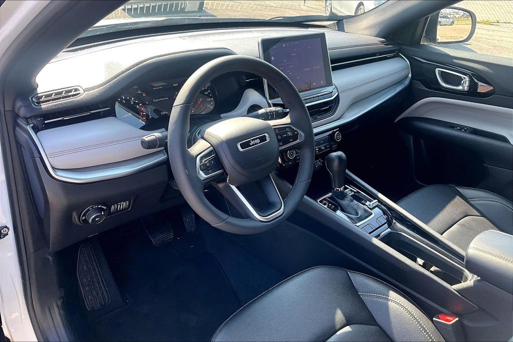 Used 2025 Jeep Compass Limited image 16