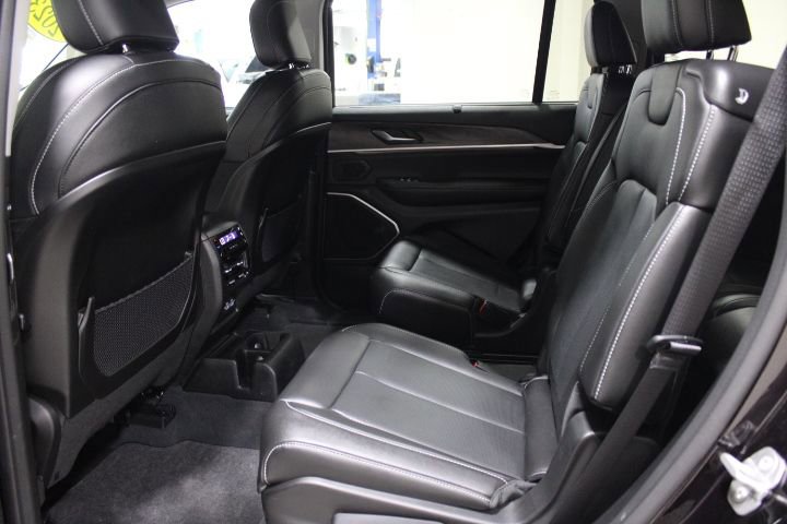 Used 2023 Jeep Grand Cherokee L Limited w/ Luxury Tech Group II AWD/4WD image 23