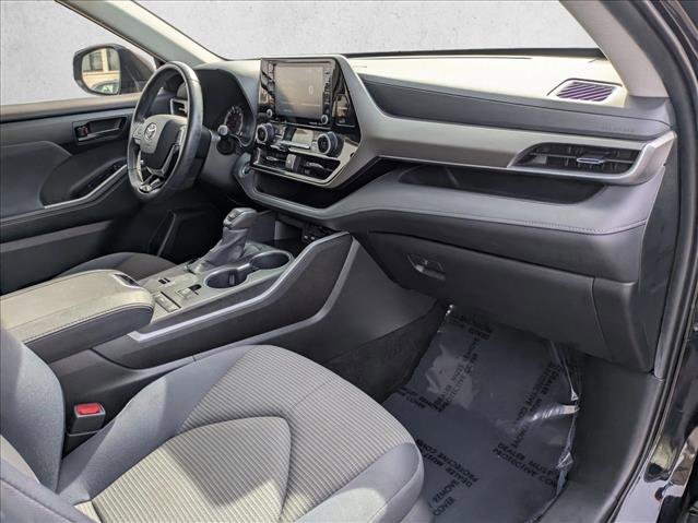 Used 2020 Toyota Highlander LE FWD image 21