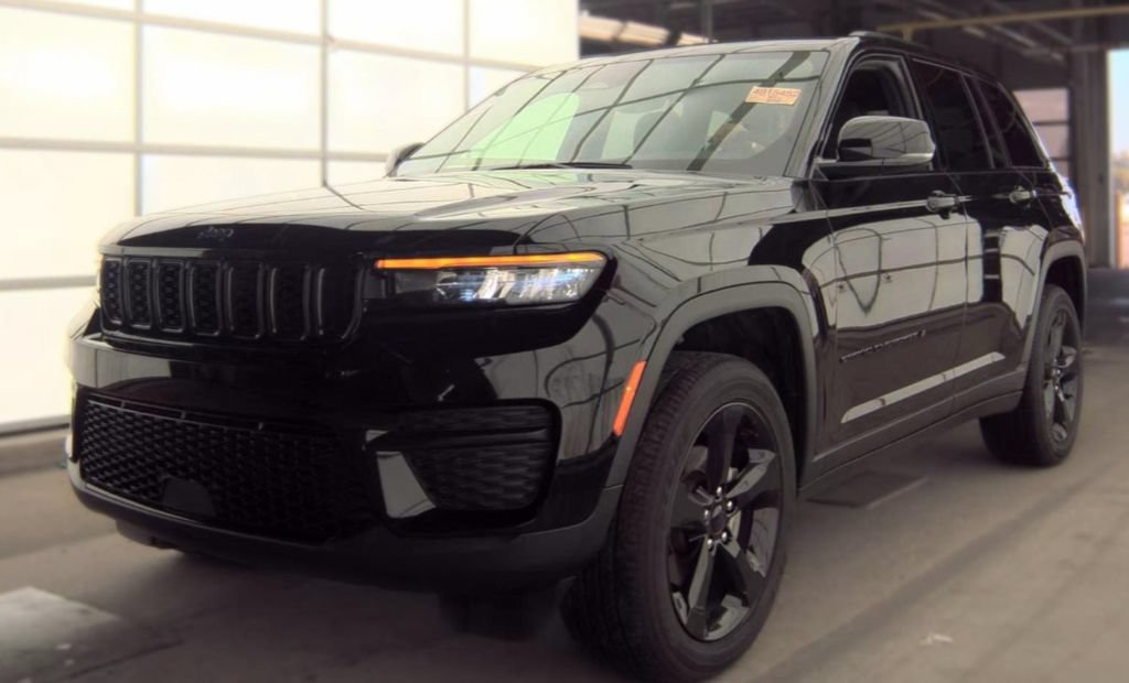 Used 2024 Jeep Grand Cherokee Altitude AWD/4WD image 1
