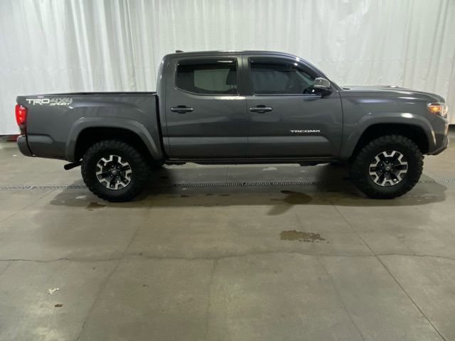 Used 2018 Toyota Tacoma TRD Sport image 3
