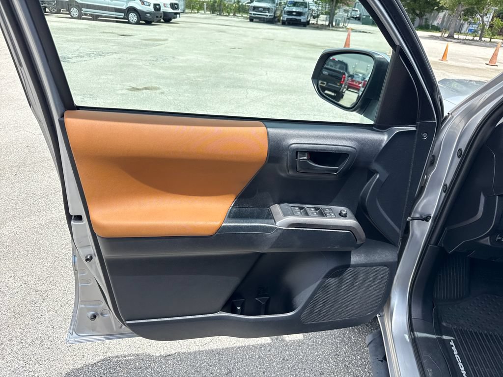 Used 2018 Toyota Tacoma SR5 RWD image 13
