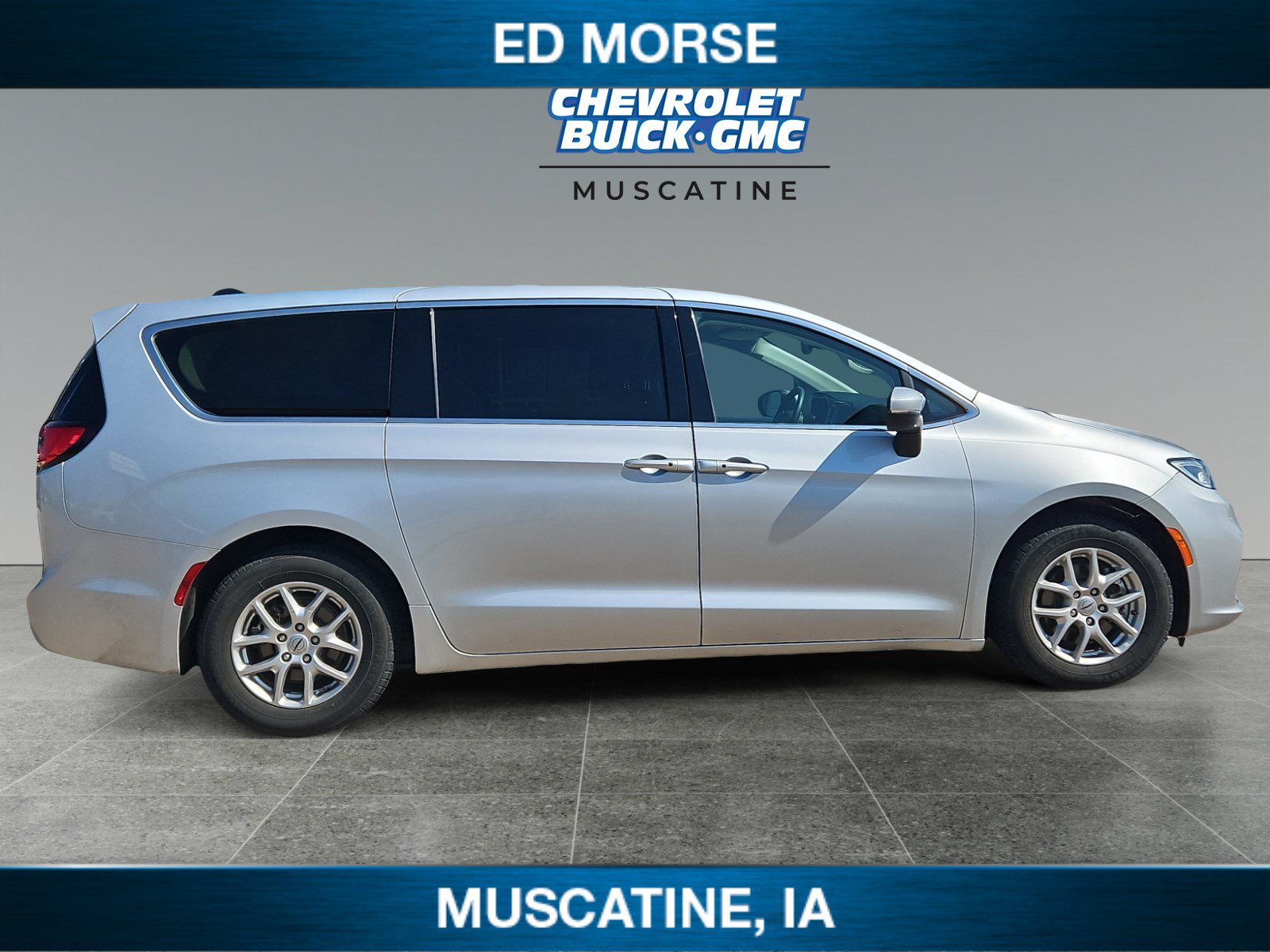 Used 2023 Chrysler Pacifica Touring-L FWD image 6
