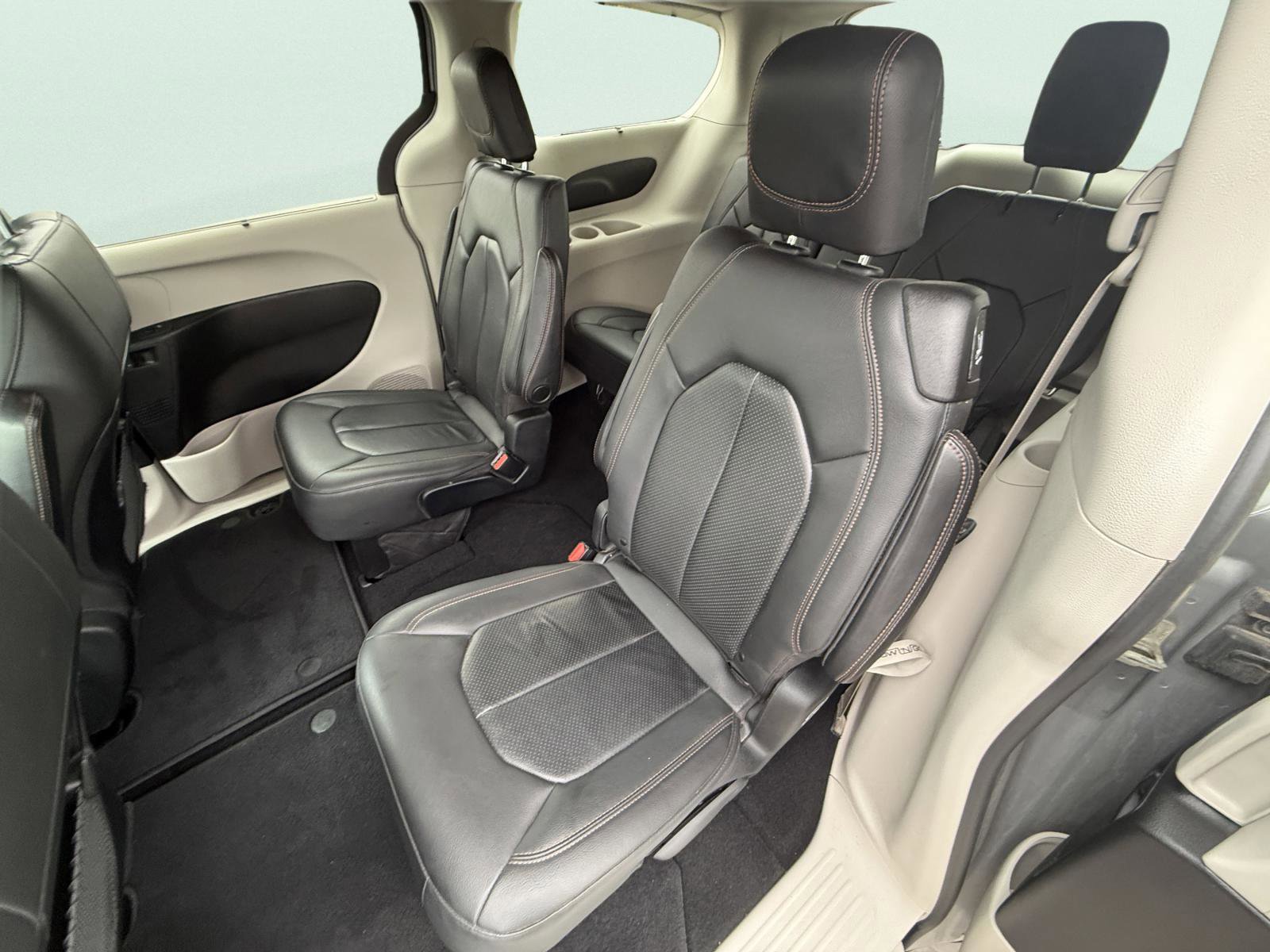 Used 2020 Chrysler Pacifica Touring-L FWD image 11