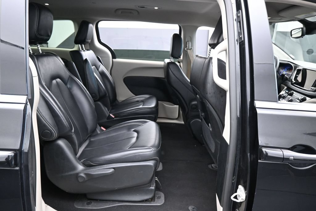 Used 2023 Chrysler Pacifica Touring-L FWD image 37