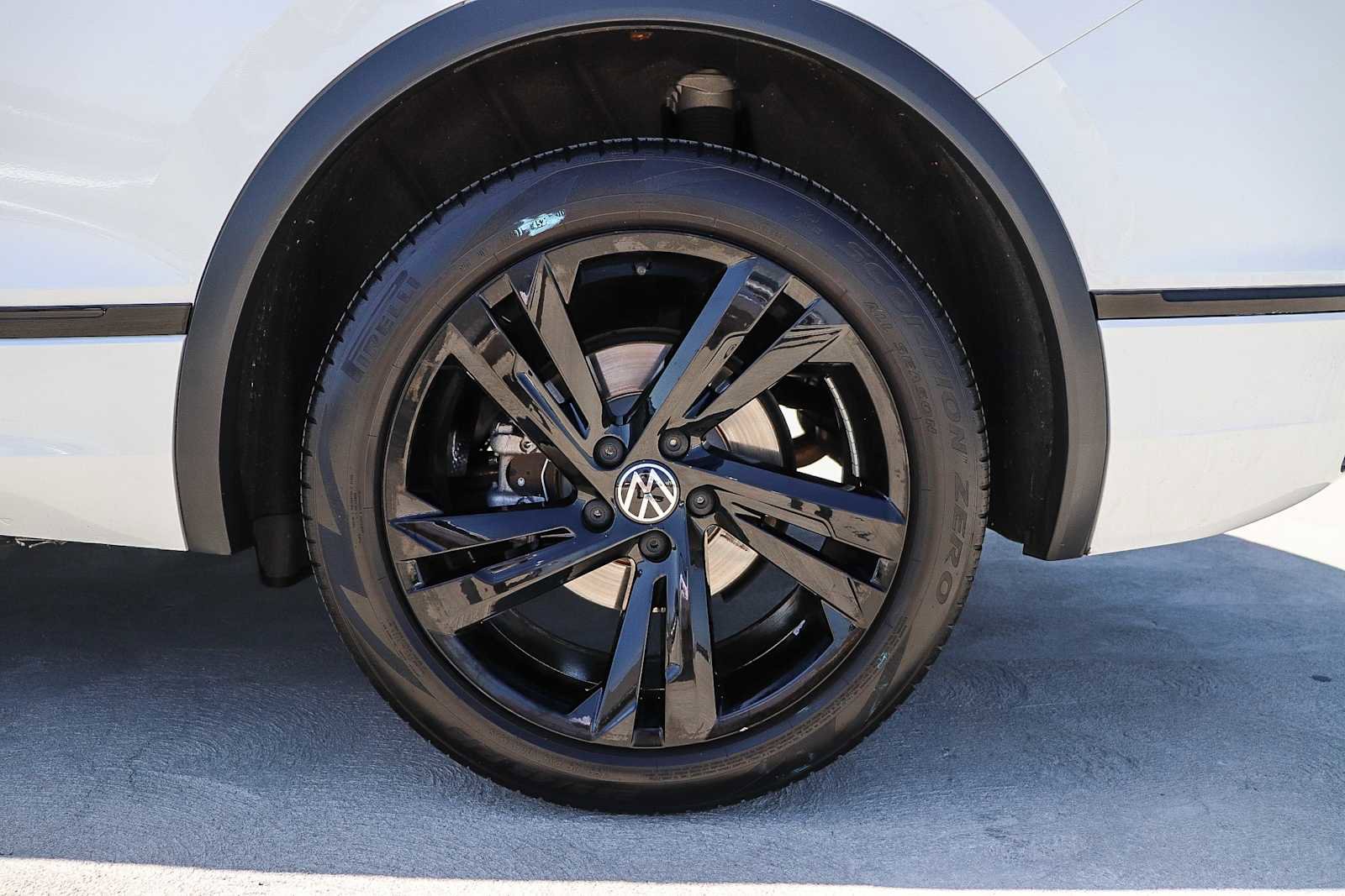 Used 2023 Volkswagen Tiguan SE R-Line FWD image 10