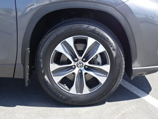 Used 2023 Toyota Highlander XLE FWD image 7