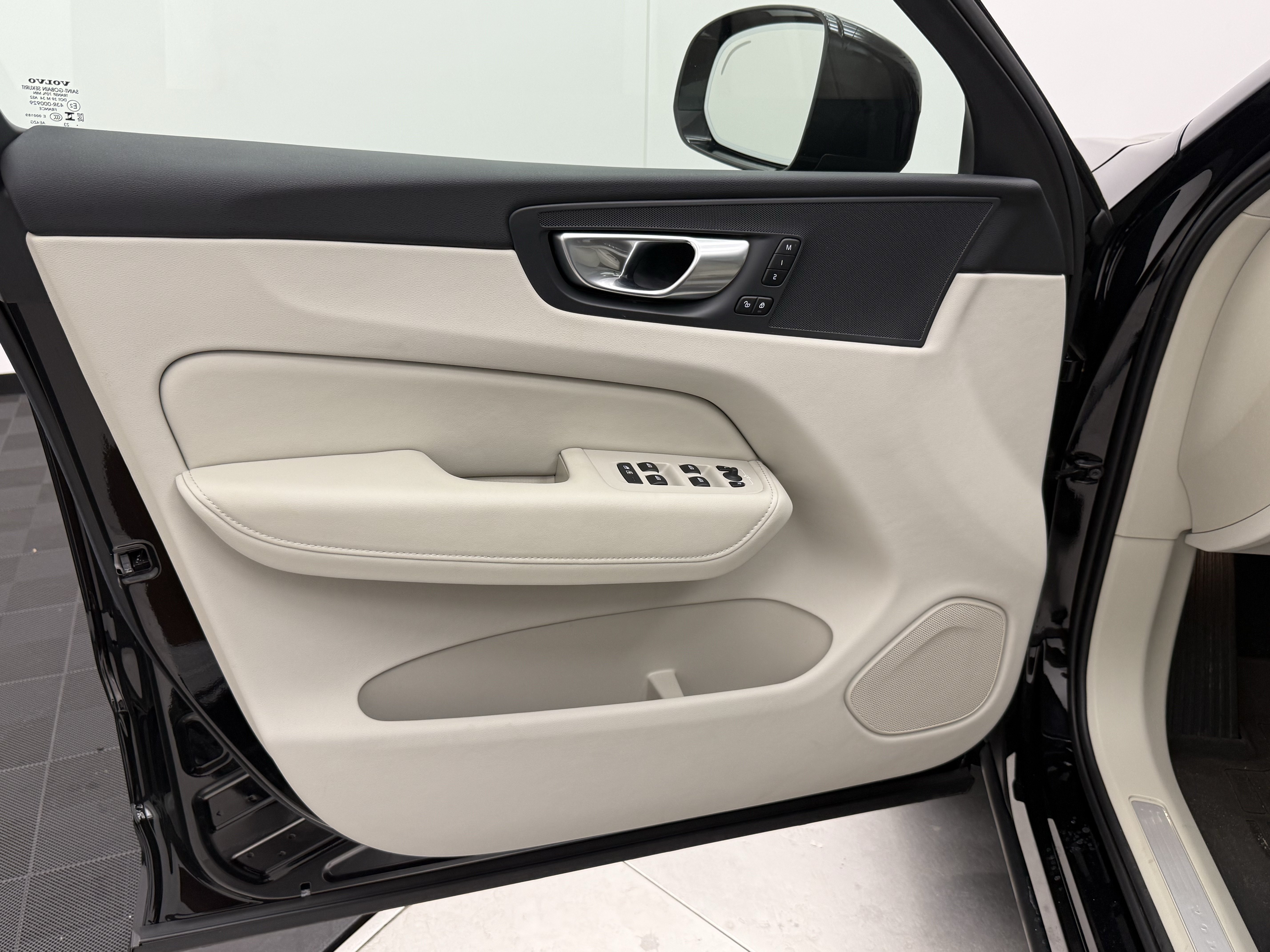 Certified 2024 Volvo XC60 B5 Plus w/ Protection Package Premier AWD/4WD image 10