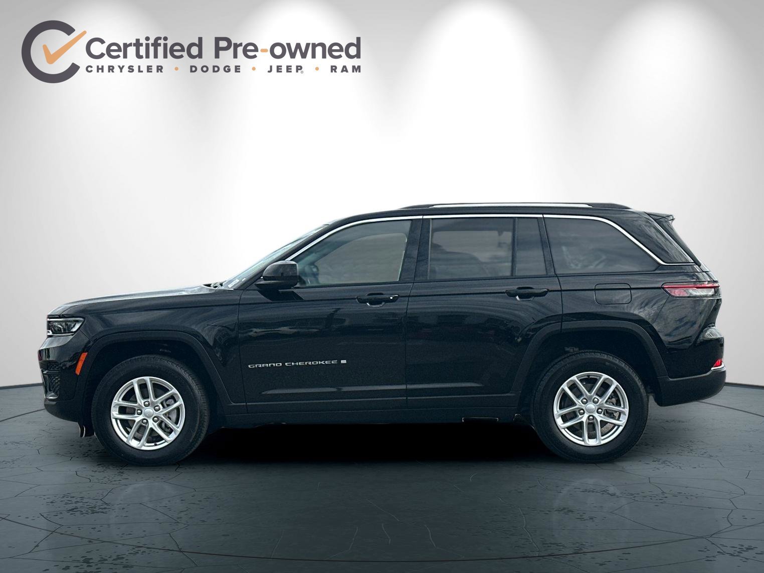 Used 2023 Jeep Grand Cherokee Laredo AWD/4WD image 7