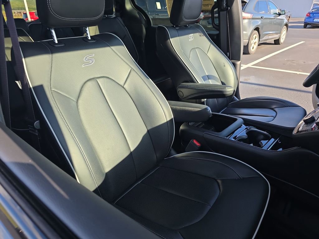 Used 2024 Chrysler Pacifica Limited w/ S Appearance Package AWD/4WD image 26