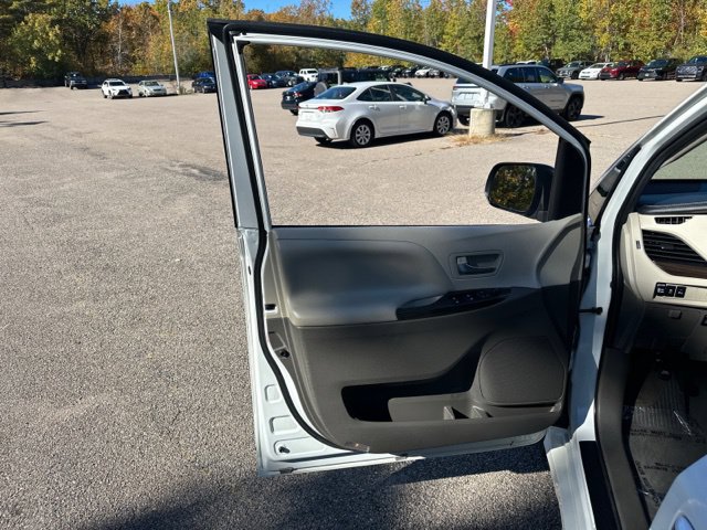 Used 2020 Toyota Sienna XLE w/ XLE Navigation Package AWD/4WD image 25