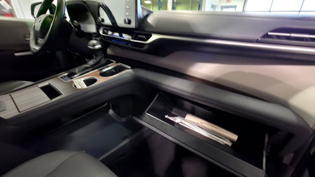 Used 2024 Toyota Sienna XLE image 70