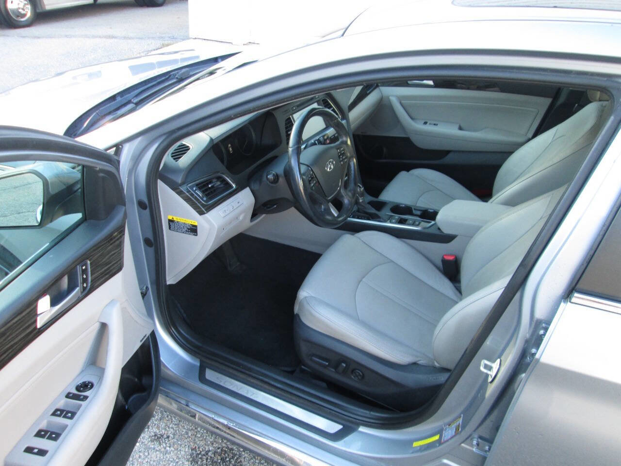 Used 2017 Hyundai Sonata Limited w/ Ultimate Package 04 image 16