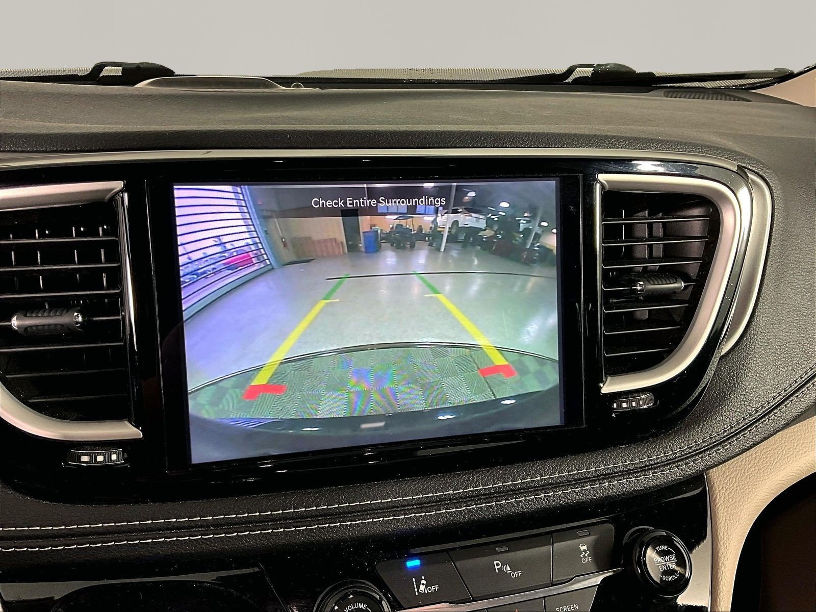 Used 2022 Chrysler Pacifica Touring-L FWD image 13