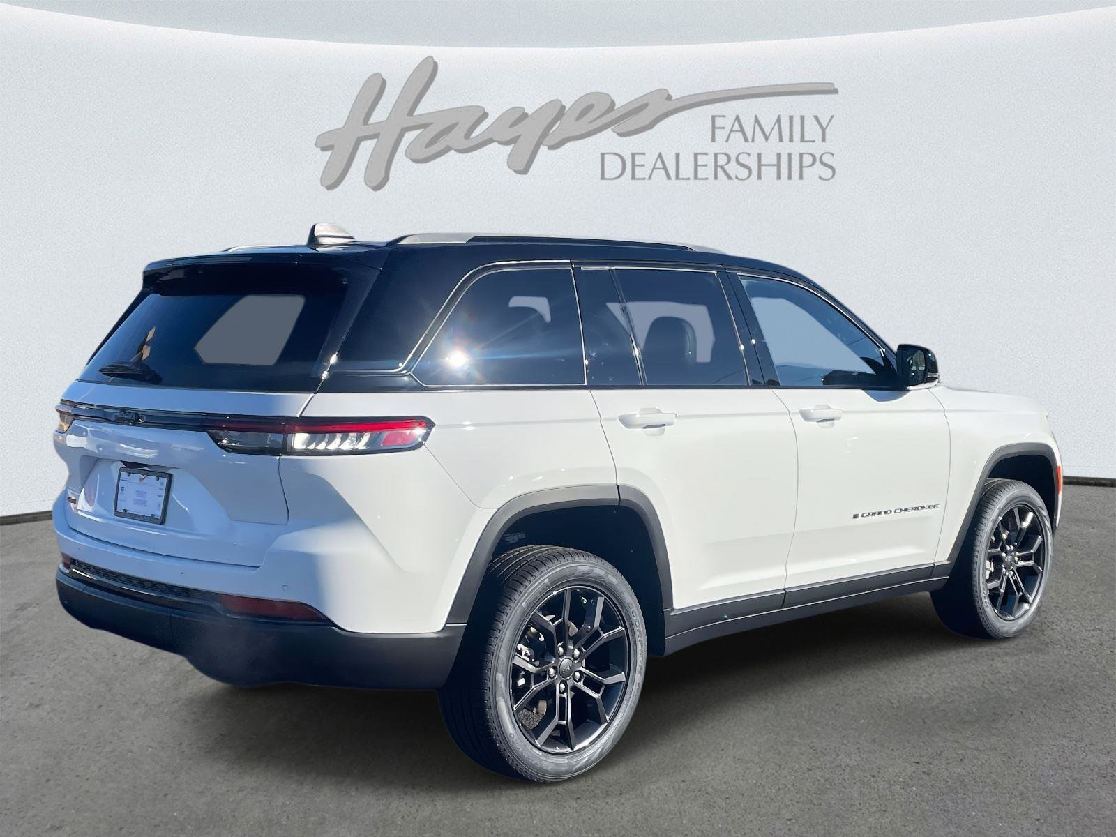 New 2025 Jeep Grand Cherokee Limited image 16