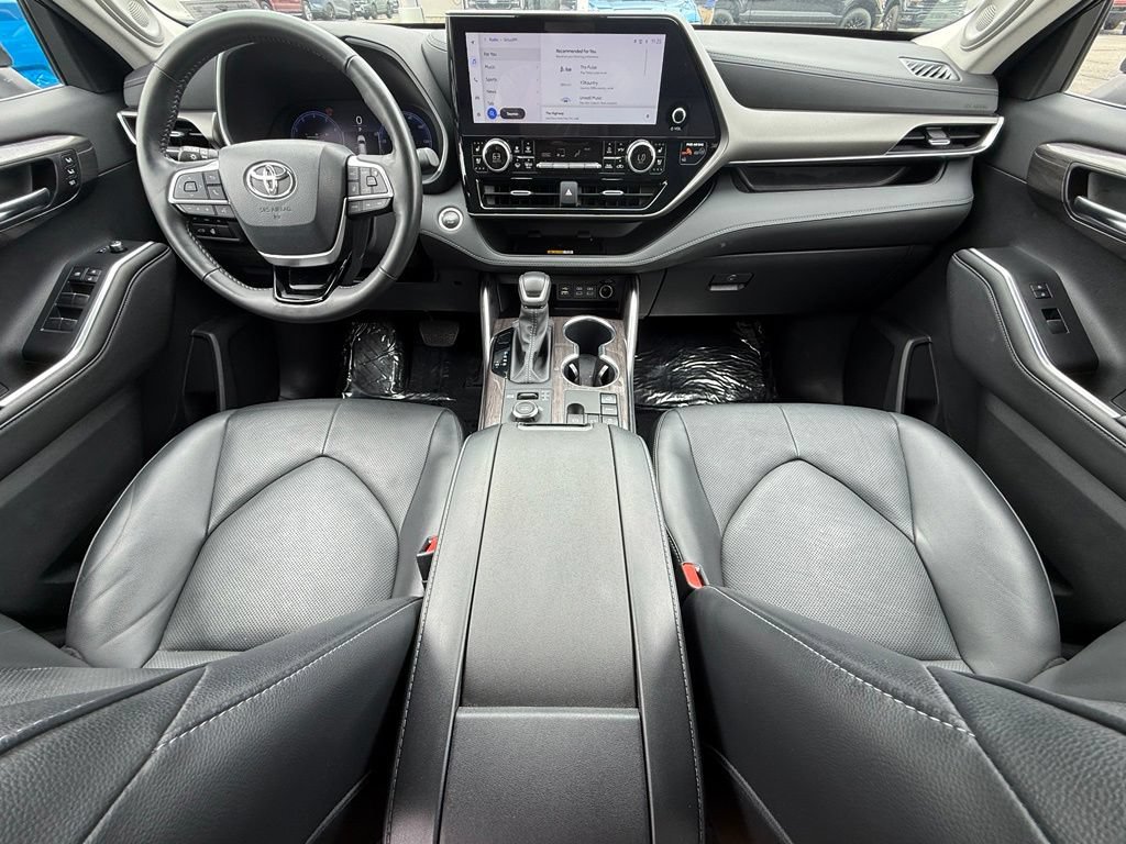 Used 2024 Toyota Highlander Limited AWD/4WD image 20