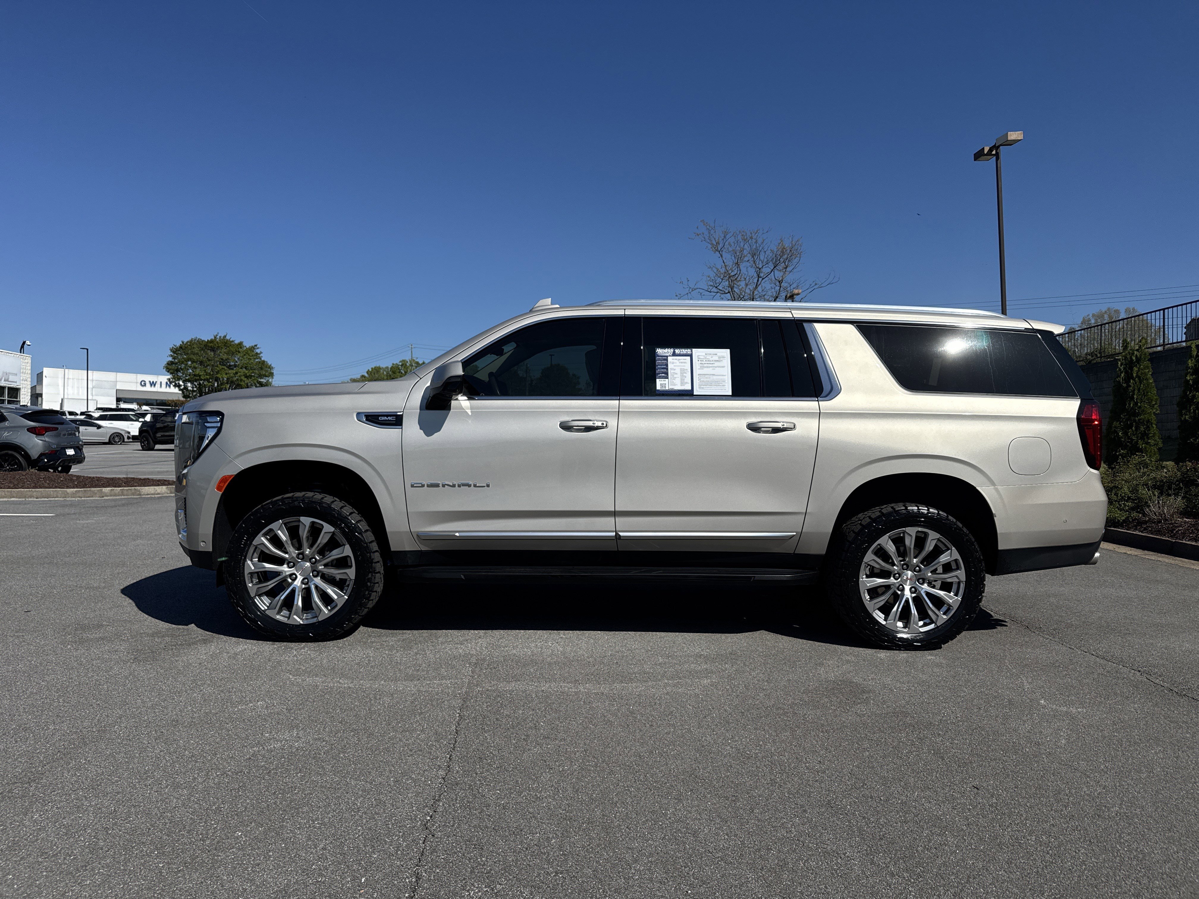 Used 2024 GMC Yukon XL Denali w/ Advanced Technology Package AWD/4WD image 7