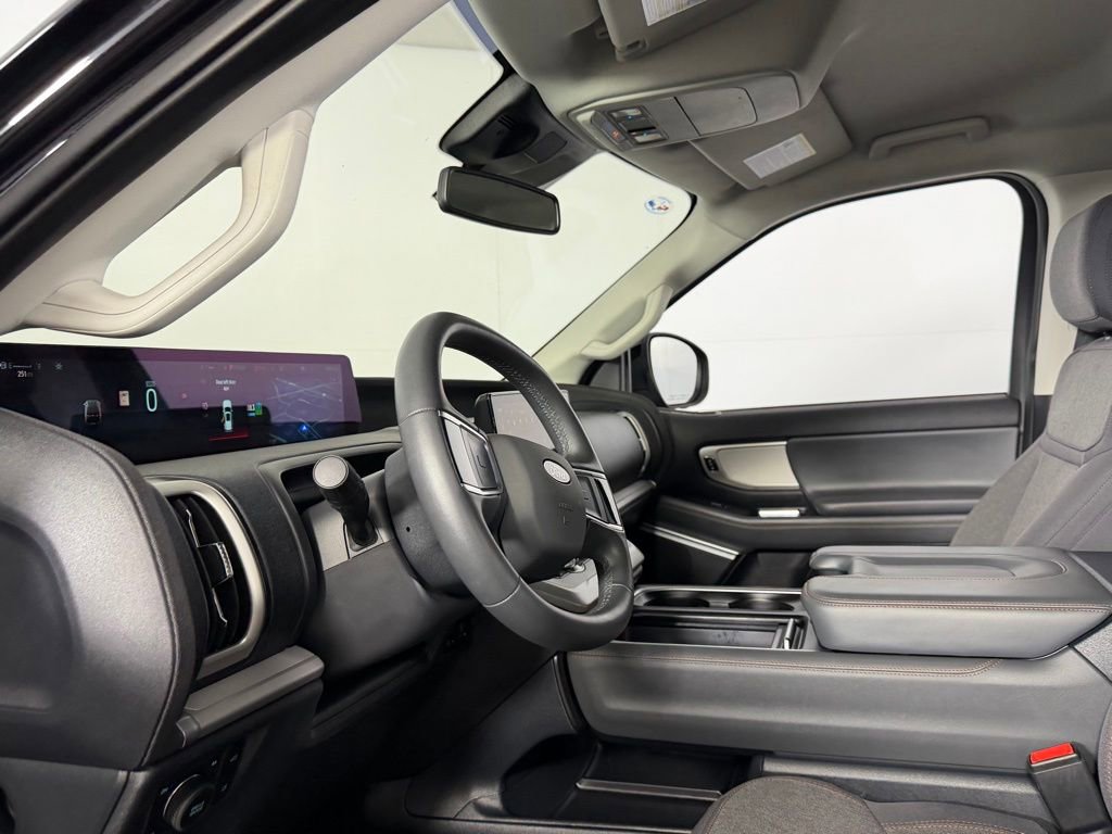 Used 2025 Ford Expedition Active image 20
