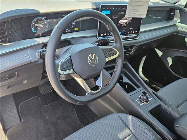 Certified 2025 Volkswagen Tiguan SE FWD image 10