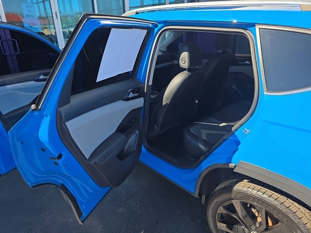 Used 2022 Volkswagen Taos SE w/ Panoramic Sunroof Package image 27