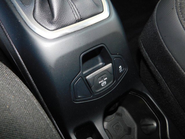 Used 2018 Jeep Renegade Altitude image 22