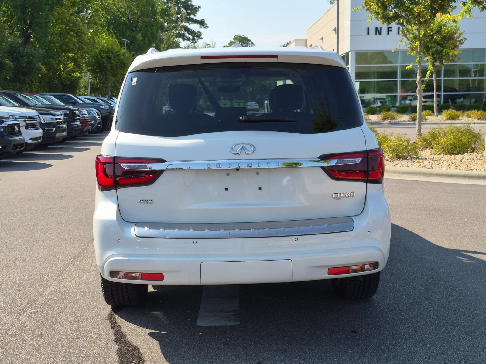 Used 2023 INFINITI QX80 Luxe w/ Cargo Package AWD/4WD image 4