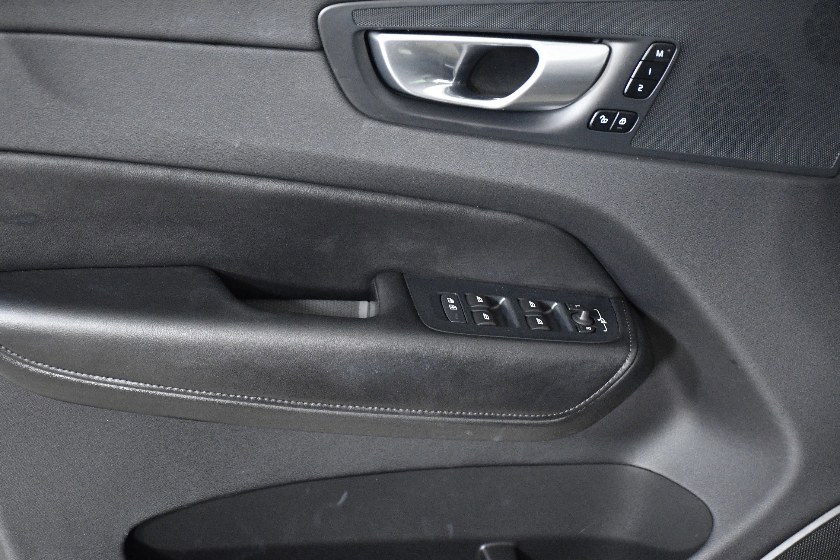 Used 2024 Volvo XC60 B5 Plus image 22