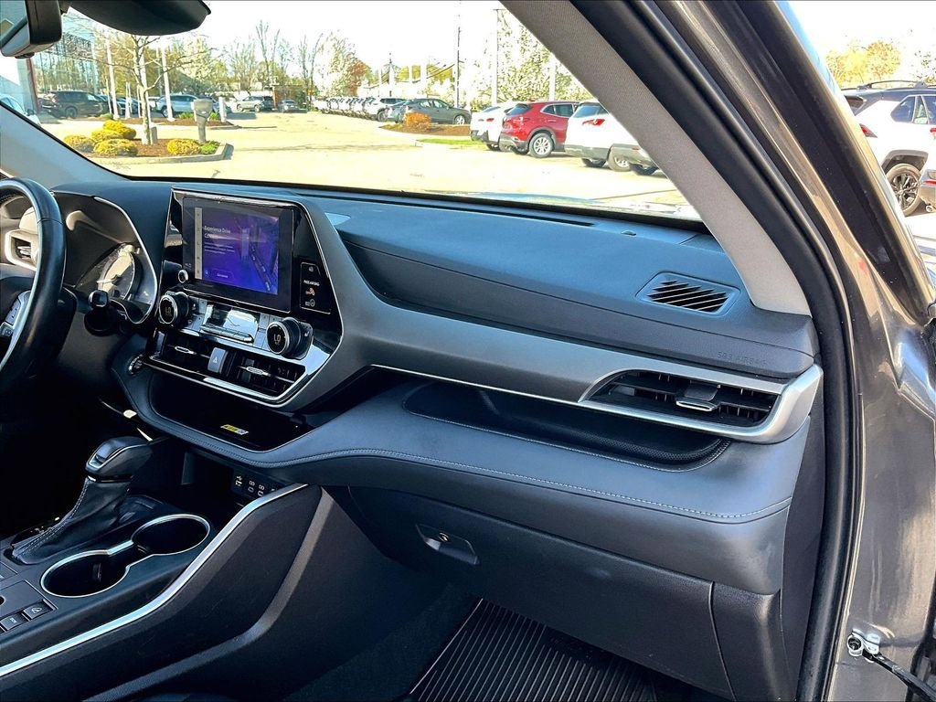 Used 2023 Toyota Highlander XLE AWD/4WD image 13
