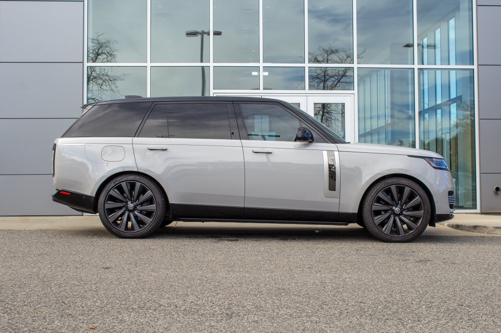Used 2023 Land Rover Range Rover SV AWD/4WD image 4