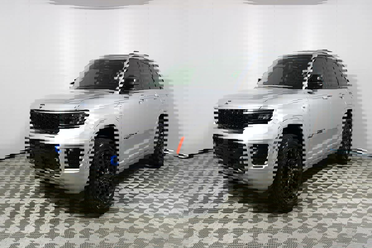 Used 2023 Jeep Grand Cherokee 30th Anniversary image 3